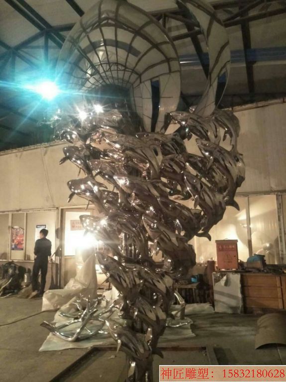 不锈钢群鱼镜面雕塑