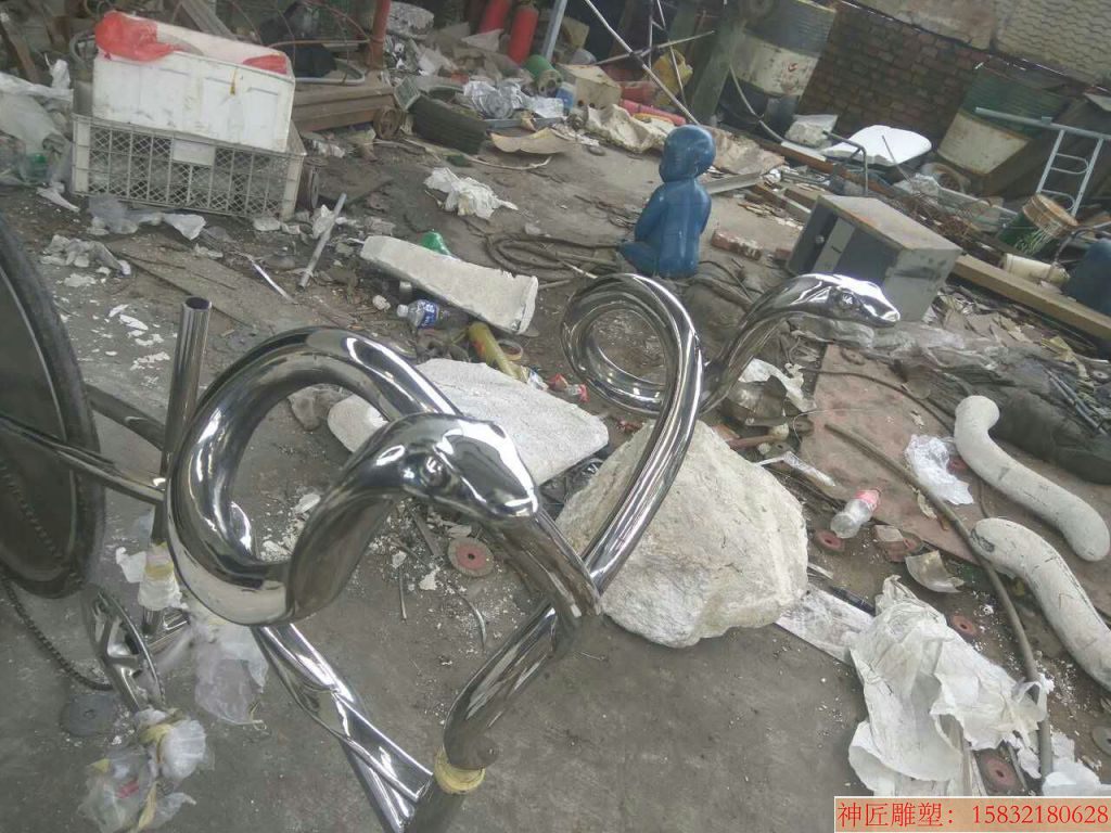 不锈钢眼镜蛇雕塑